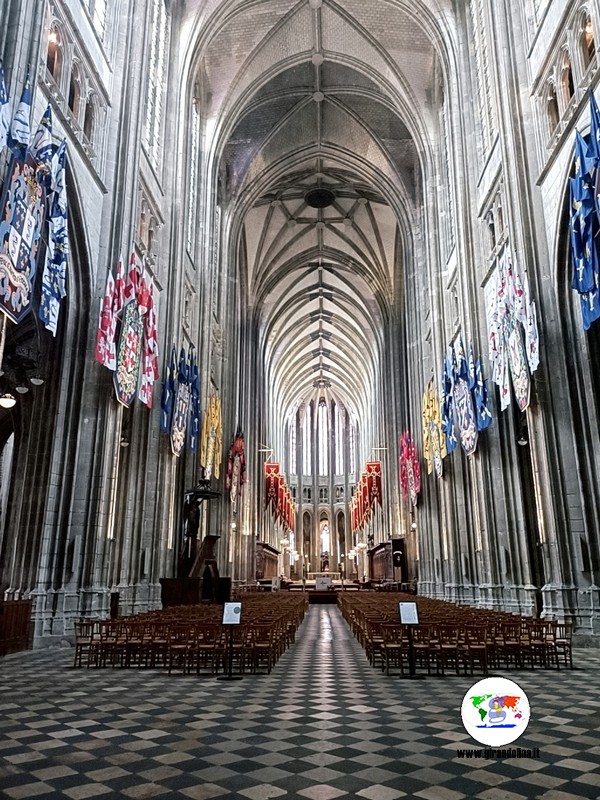 Orleans la Cattedrale di Santa Croce interno