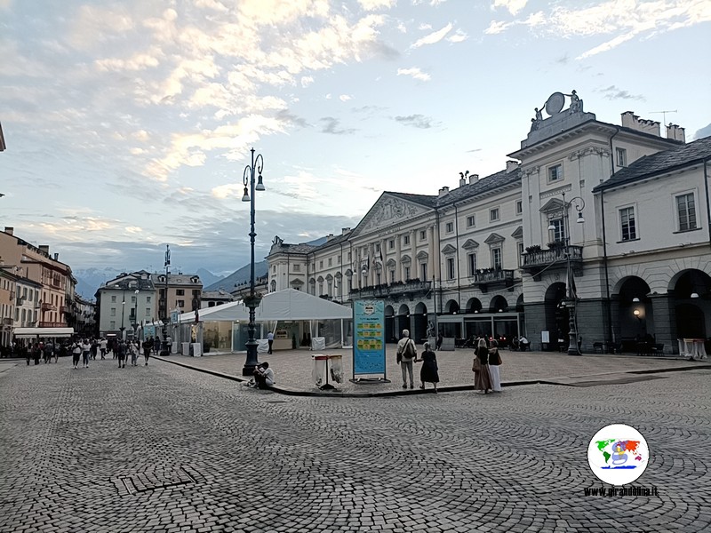 Visitare Aosta Piazza Chanoux,